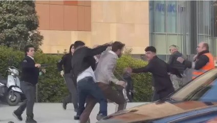 Maltepe’de alışveriş merkezinin önünde bıçaklı kavga kamerada