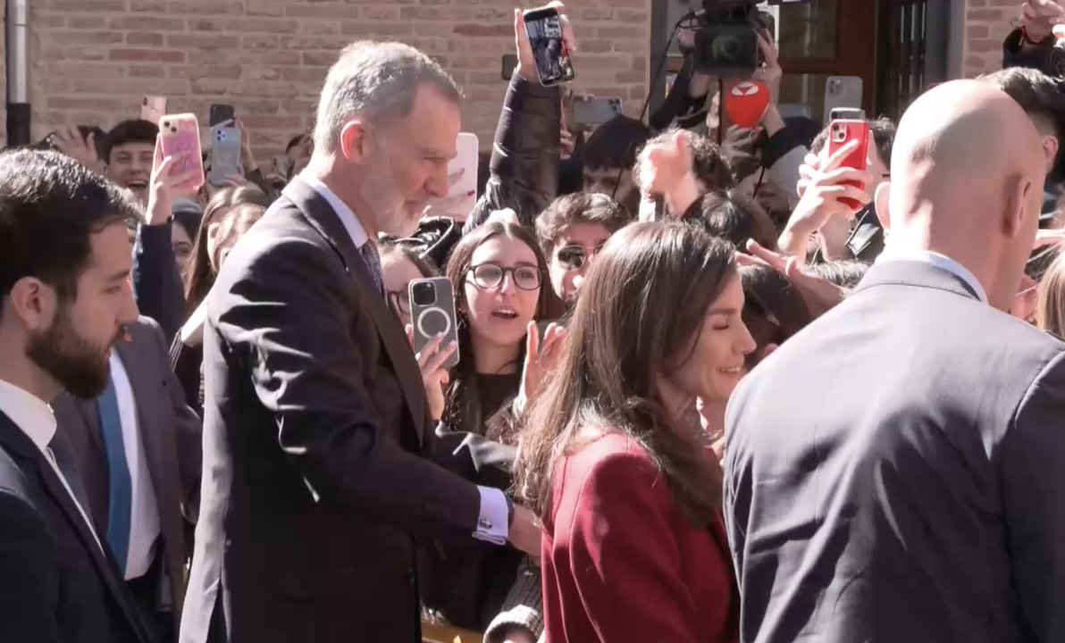 Los Reyes, recibidos en Valencia con aplausos y vítores en una nueva visita tras la dana