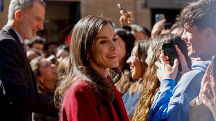 Efusivo recibimiento a los Reyes en su llegada a Valencia para asistir a una reunión sobre la dana