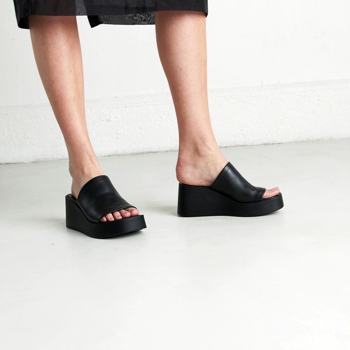 587-EUGENE-CUIR-E24-NOIR_VIDEO