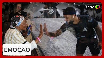 Dona Magnólia, de 97 anos, realiza o sonho de conhecer a Neo Química Arena pela primeira vez