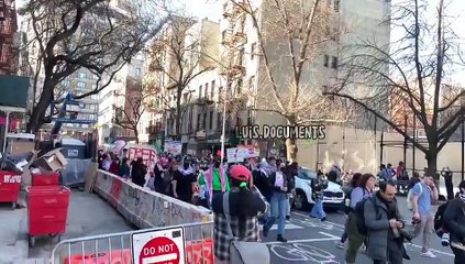 Un centenar de estudiantes de la NYU y otras escuelas marchan por la calle Canal de Manhattan