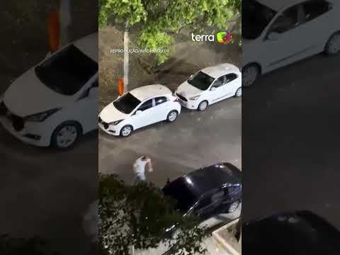Norueguês danifica carros, motos e placas em Copacabana e é levado para delegacia #shorts