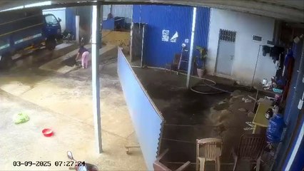 Imágenes fuertes: ¡No pudo frenar! Dueña de lavadero de autos es atropellada por camioneta