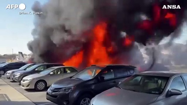 Un piccolo aereo si schianta in un parcheggio della Pennsylvania
