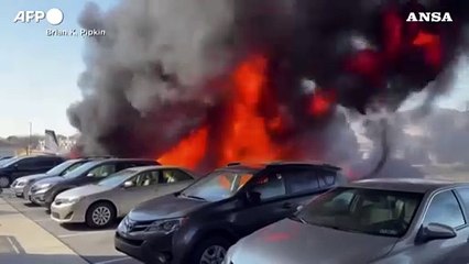 Un piccolo aereo si schianta in un parcheggio della Pennsylvania