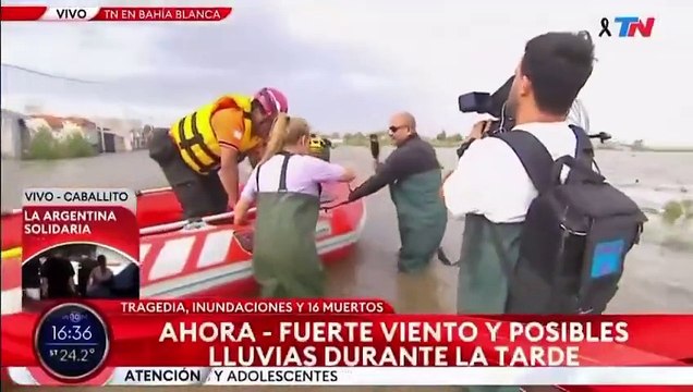Paula Bernini riéndose a carcajadas mientras cubre la tragedia de Bahía Blanca