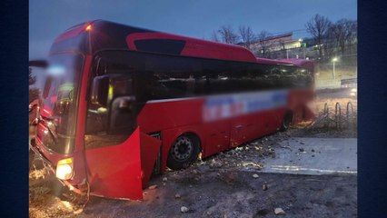 원주 통근버스 도로 경계석 들이받아...35명 다쳐 / YTN