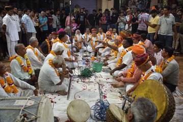 सजी-धजी पगडिय़ों में शाही पोशाक में खनका डांडिया तो बदला माहौल
