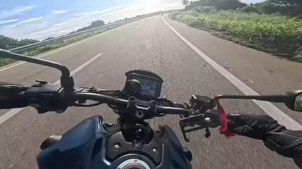 Motociclista a 184 km/h grava próprio acidente e morre
