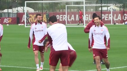 Shomurodov sbaglia e paga penitenza: quante risate in allenamento!
