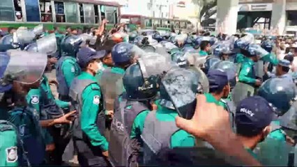 নন এমপিও শিক্ষকদের দাবী আদায়ে যমুনা অভিমুখে পদযাত্রা কালে পুলিশী বাঁধা