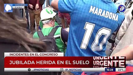 La jubilada agredida por la policía es asistida por voluntarios