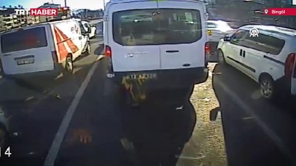Kazanın şokuyla indiği arabasının peşinden koştu