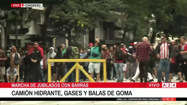 🚨MARCHA DE JUBILADOS CON BARRAS: CAMIÓN HIDRANTE, GASES Y BALAS DE GOMA