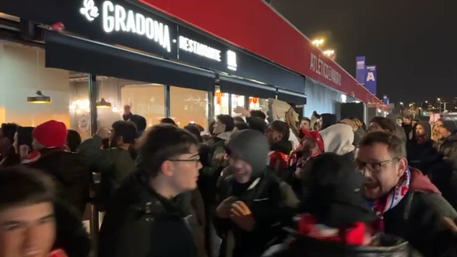 Aficionados atléticos fuera del Metropolitano celebran el penalti fallado por Vinicius