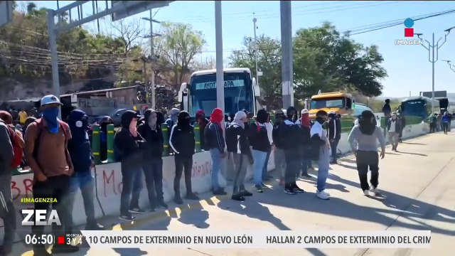 Normalistas de Ayotzinapa bloquearon la autopista del Sol para exigir la entrega de becas