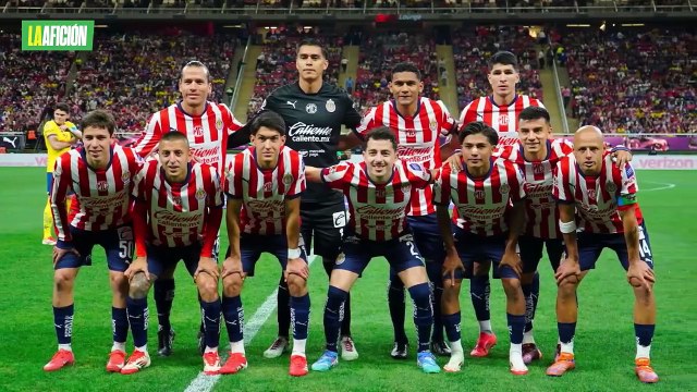 Jugadores de Chivas conviven con aficionados en serenata previa al Clásico Nacional