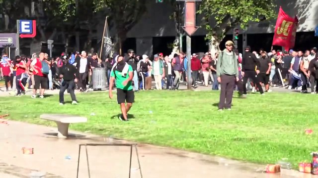 Polícia reprime protesto de aposentados e torcidas