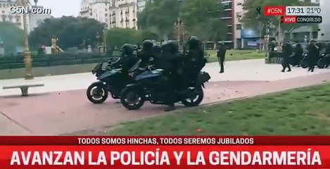Polémico accionar en la marcha de los jubilados: un policía dejó caer un arma reglamentaria