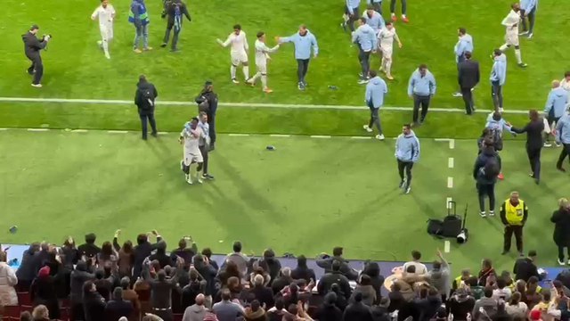 Vinicius se enzarza con la grada del Metropolitano en su salida del campo