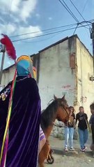 "El Espía" un soldado que recorre las calles antes de Semana Santa