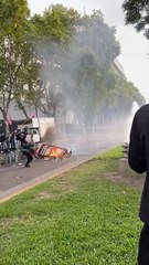 El momento en que Grillo recibió el impacto del tubo de gas de la policía