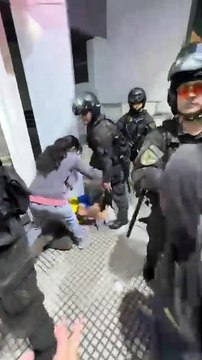 Brutalidad policial en la detención del padre Paco Olveira