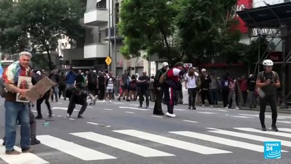 Represión policial en protestas de hinchas y jubilados en Argentina