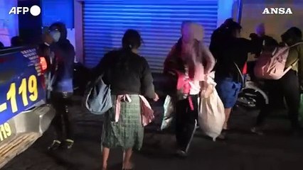 Guatemala, centinaia di persone evacuate per l'eruzione di un vulcano