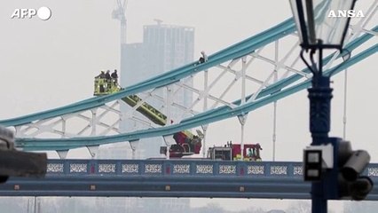 Londra, salvato un uomo che si era arrampicato sul Tower Bridge