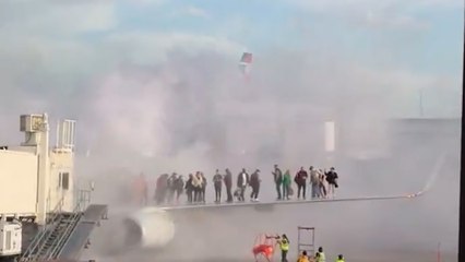 États-Unis : un avion prend feu à l’atterrissage, des passagers se réfugient sur l’aile