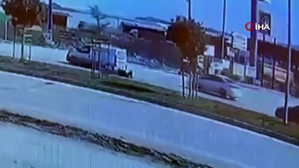 Otomobile çarpan motosikletli metrelerce sürüklendi