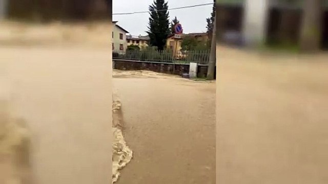 Maltempo in Toscana, a Scandicci la strada è quasi un fiume