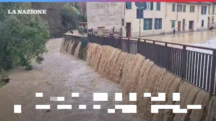 Fiume d'acqua si riversa in strada: terrore a Grassina