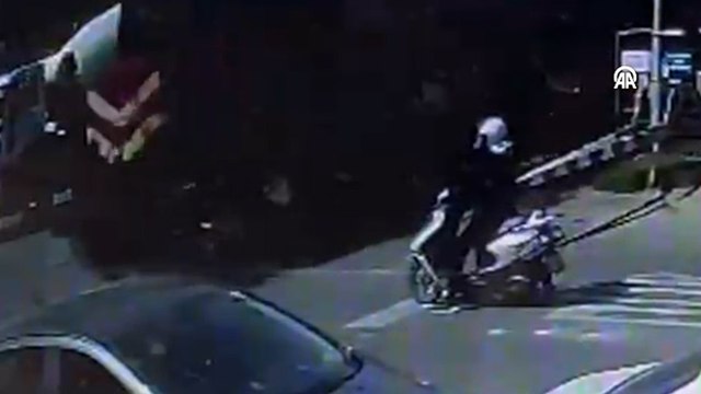 Yük treninin bisikletliye çarpması güvenlik kamerasında