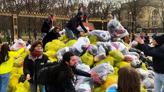 10 tonnes de vêtements déversées devant le Sénat contre la fast-fashion