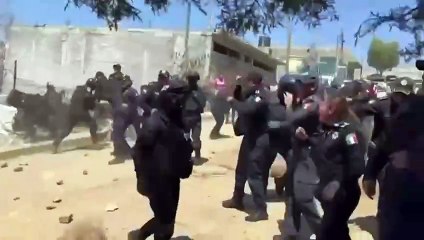 Enfrentamiento entre polícias y habitantes de Ixtapaluca