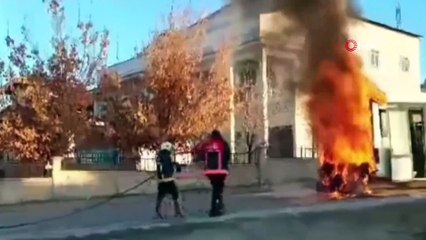 Van'da servis otobüsü alev alev yandı