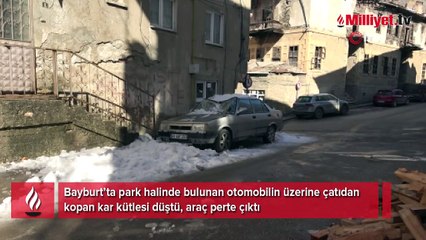 Bayburt'ta kar kütlesinin düştüğü araç hurdaya döndü