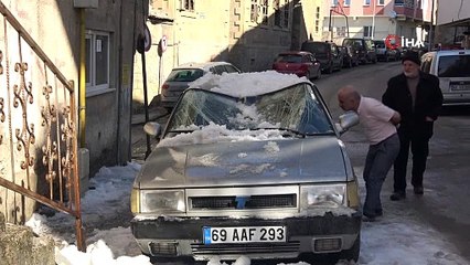 Gören gözlerine inanamadı... Kar kütlesi otomobili kağıt gibi ezdi!