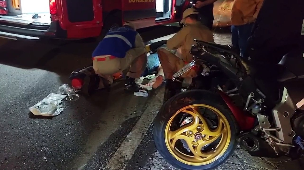 Homem sofre acidente com moto ao desviar de carro na contramão na marginal da BR-277, no Santos Dumont