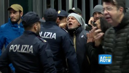 Tensione all'ex base Nato di Bagnoli: sfondati i cancelli di ingresso dopo la scossa di terremoto nei Campi Flegrei