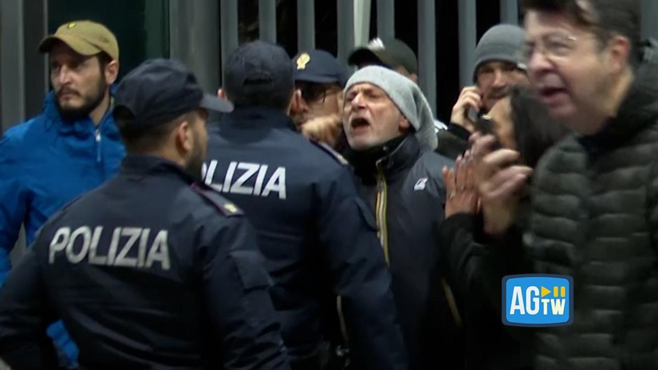 Tensione all'ex base Nato di Bagnoli: sfondati i cancelli di ingresso dopo la scossa di terremoto nei Campi Flegrei