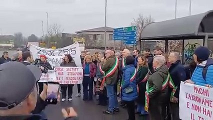 Noviglio, la protesta contro i tagli dei bus: il video