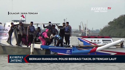 Berkah Ramadan, Polresta Cilacap Berbagi Takjil di Tengah Laut