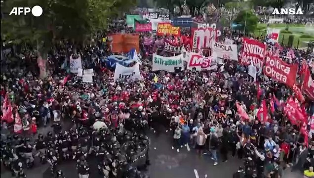 Buenos Aires, violenti scontri alla manifestazione dei pensionati