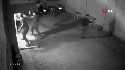 Eli sopalı yabancı uyruklular eve saldırıp, bir genci de hastanelik etti