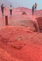 Espectacular imagen de una cascada en una playa en Irán