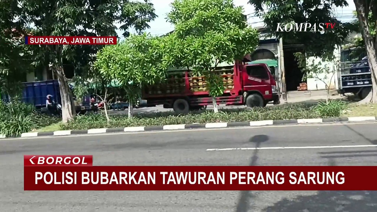 Polisi Bubarkan Tawuran Remaja 'Perang Sarung' di Surabaya Saat Sahur